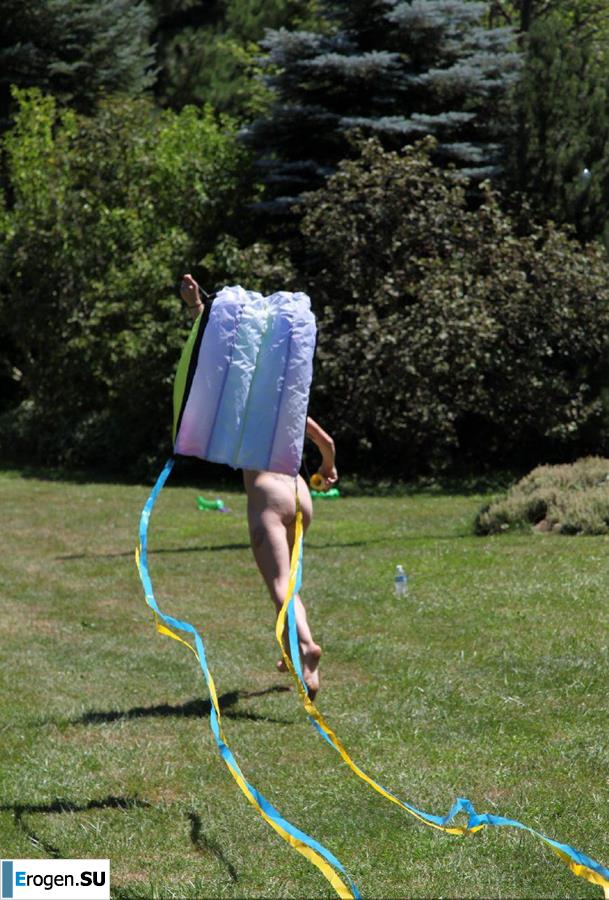 Nudists fell into childhood. Photo 34