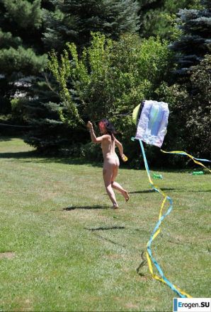 Nudists fell into childhood. Thumbnail 33