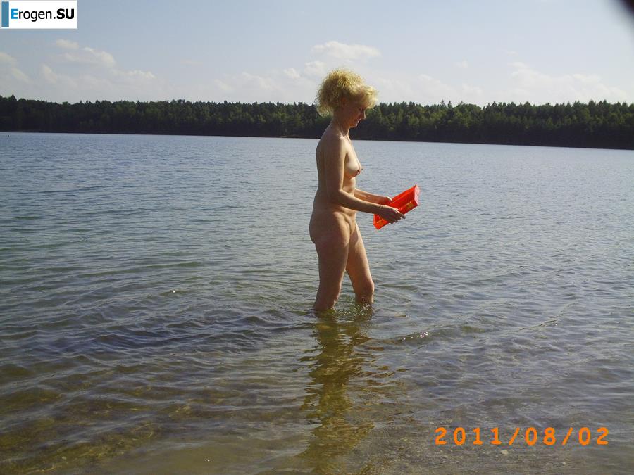 Redhead nudist old woman. Slide 10
