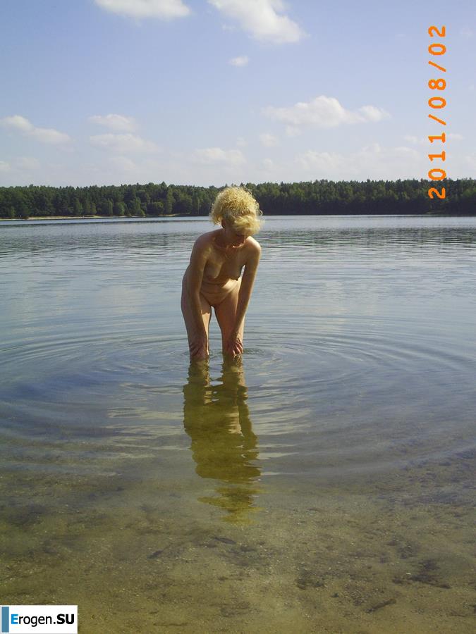 Redhead nudist old woman. Slide 16