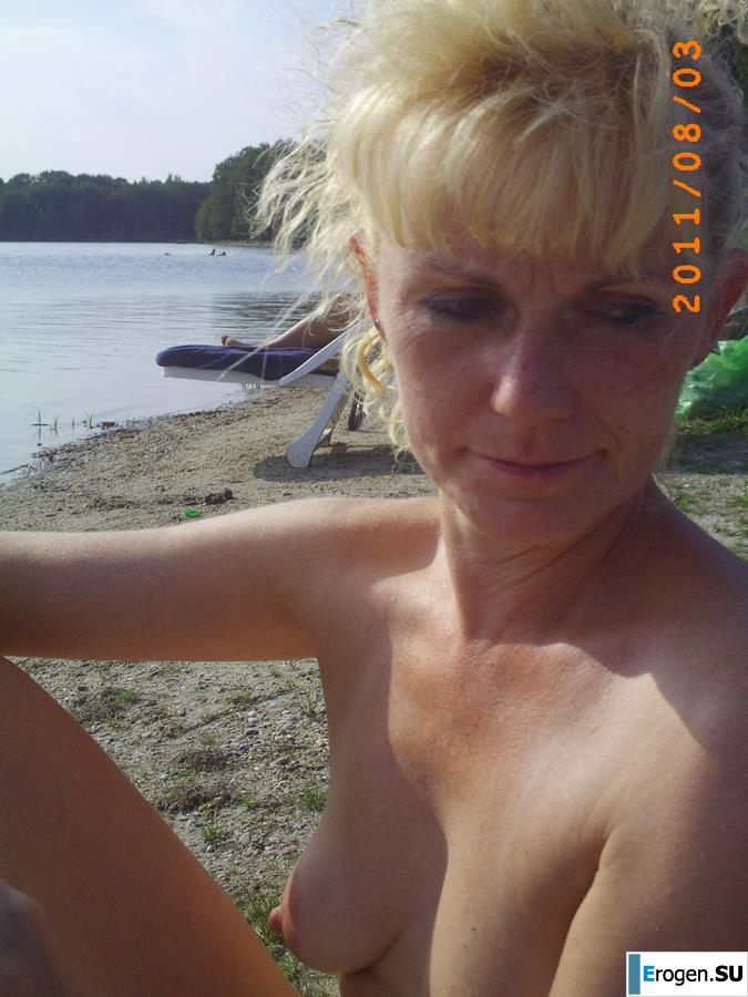 Redhead nudist old woman. Slide 3