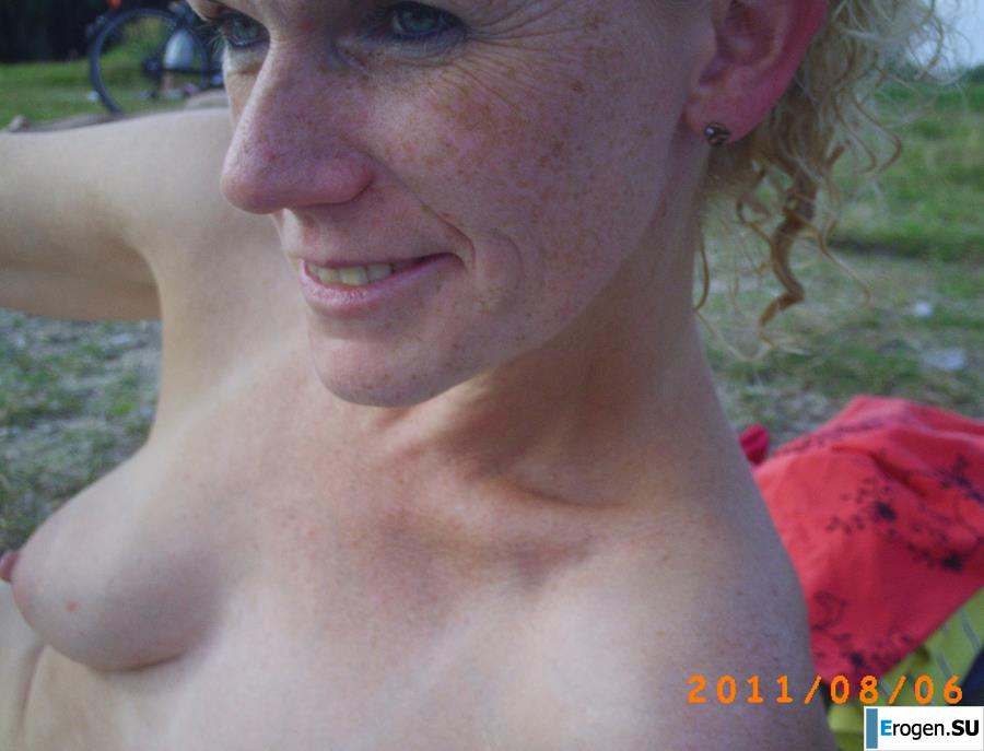 Redhead nudist old woman. Slide 4