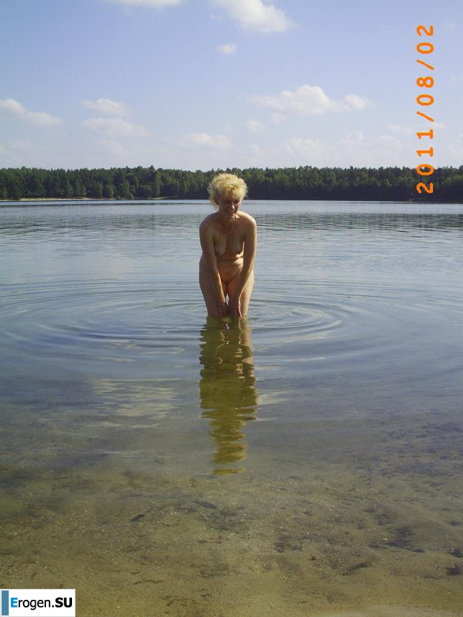 Redhead nudist old woman. Slide 5