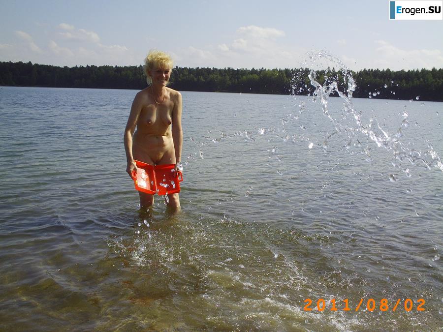 Redhead nudist old woman. Slide 7