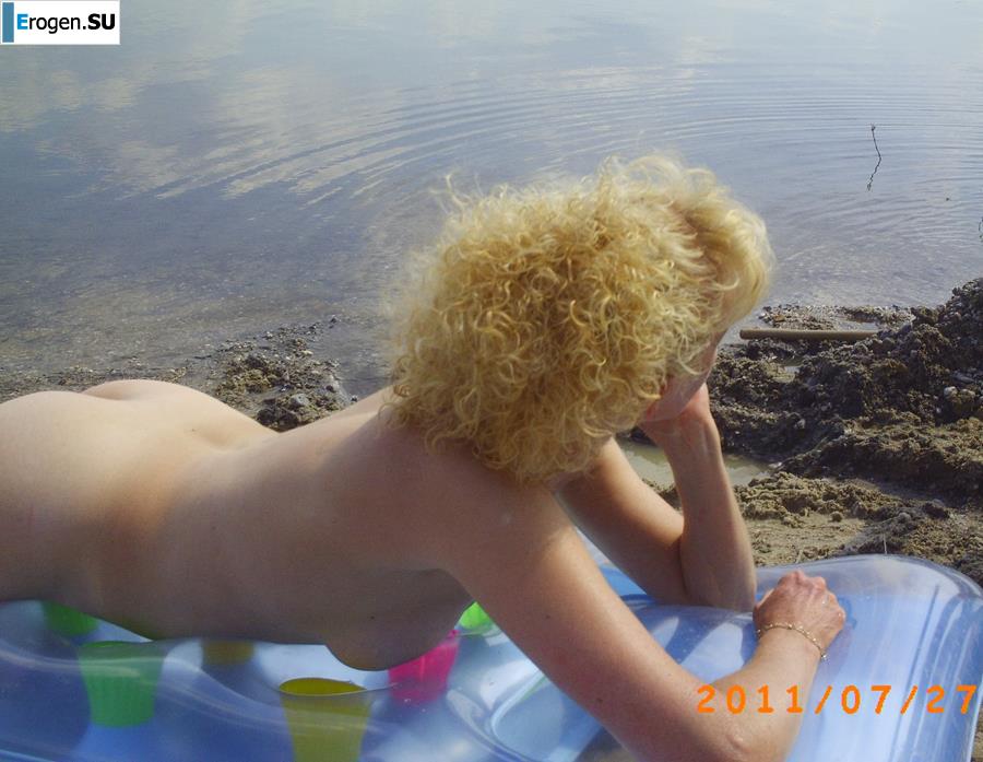 Redhead nudist old woman. Slide 9