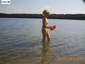 Redhead nudist old woman. Thumbnail 10