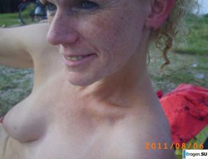 Redhead nudist old woman. Thumbnail 4