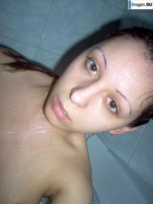 Очаровательная брюнетка в домашней и студийной фотосессии. Миниатюра 23