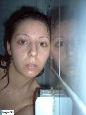 Очаровательная брюнетка в домашней и студийной фотосессии. Миниатюра 38