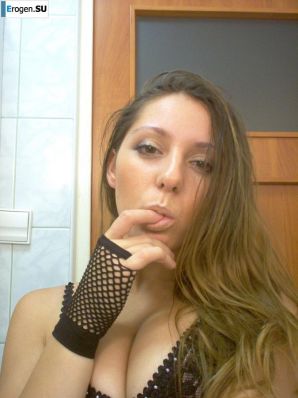 Очаровательная брюнетка в домашней и студийной фотосессии. Миниатюра 6