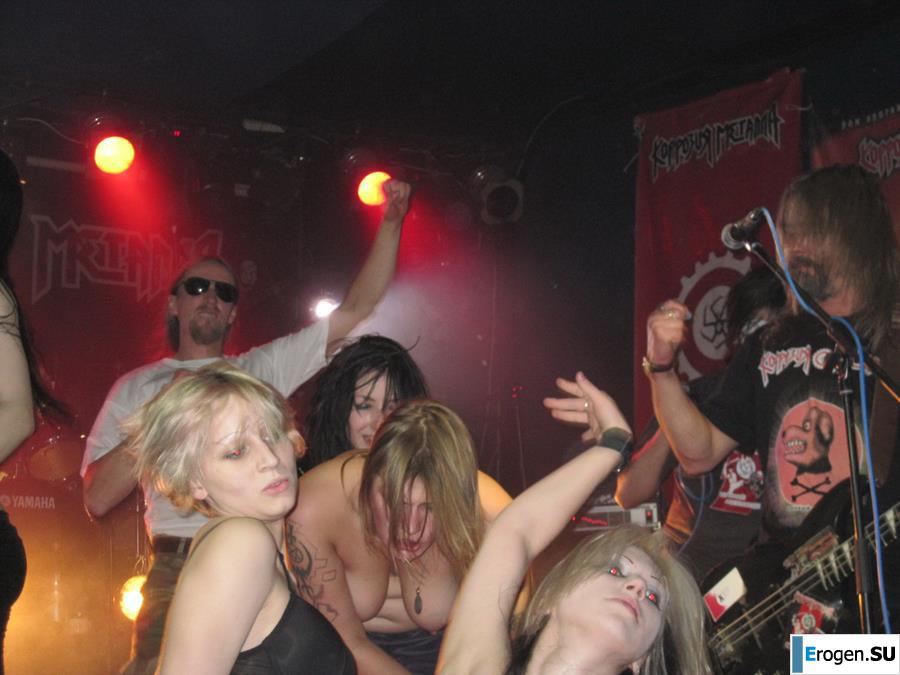 Tits and some pussies at rock concerts. Slide 2