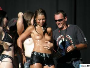Tits and some pussies at rock concerts. Thumbnail 10