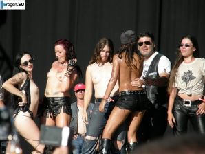 Tits and some pussies at rock concerts. Thumbnail 12