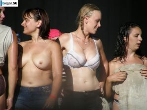 Tits and some pussies at rock concerts. Thumbnail 17