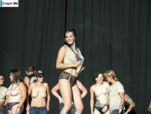 Tits and some pussies at rock concerts. Thumbnail 36