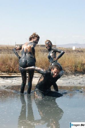 Naked in the Mud. Part 3. Thumbnail 29