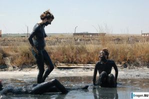Naked in the Mud. Part 3. Thumbnail 31