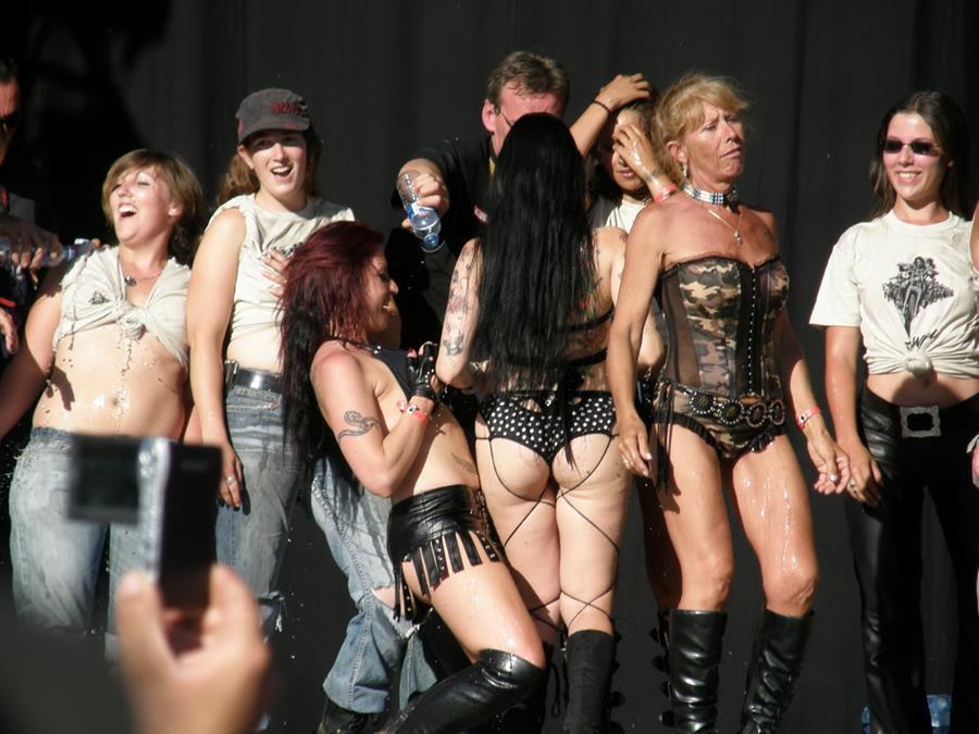 Tits and some pussies at rock concerts. Part 4. Slide 22