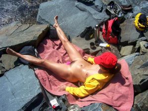 The little fluffy is sunbathing. Thumbnail 10