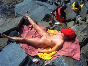The little fluffy is sunbathing. Thumbnail 11