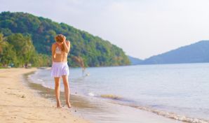 On the Beach. Thumbnail 32