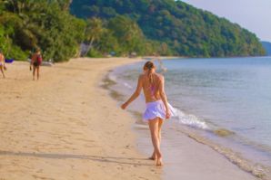 On the Beach. Thumbnail 5