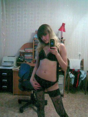 A lover of taking photos of herself on the phone. Thumbnail 19