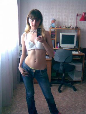 A lover of taking photos of herself on the phone. Thumbnail 23