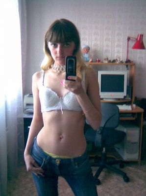 A lover of taking photos of herself on the phone. Thumbnail 26
