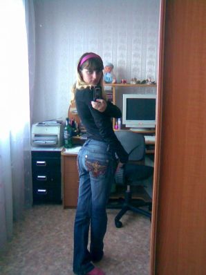 A lover of taking photos of herself on the phone. Thumbnail 28