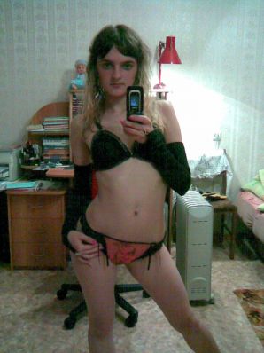 A lover of taking photos of herself on the phone. Thumbnail 31