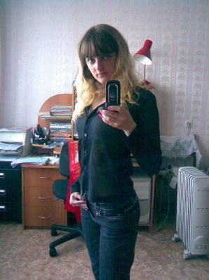 A lover of taking photos of herself on the phone. Thumbnail 35