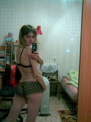 A lover of taking photos of herself on the phone. Thumbnail 4