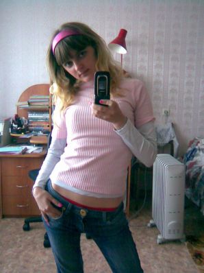 A lover of taking photos of herself on the phone. Thumbnail 6