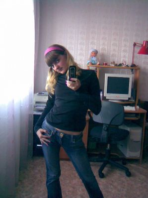 A lover of taking photos of herself on the phone. Part 2. Thumbnail 43