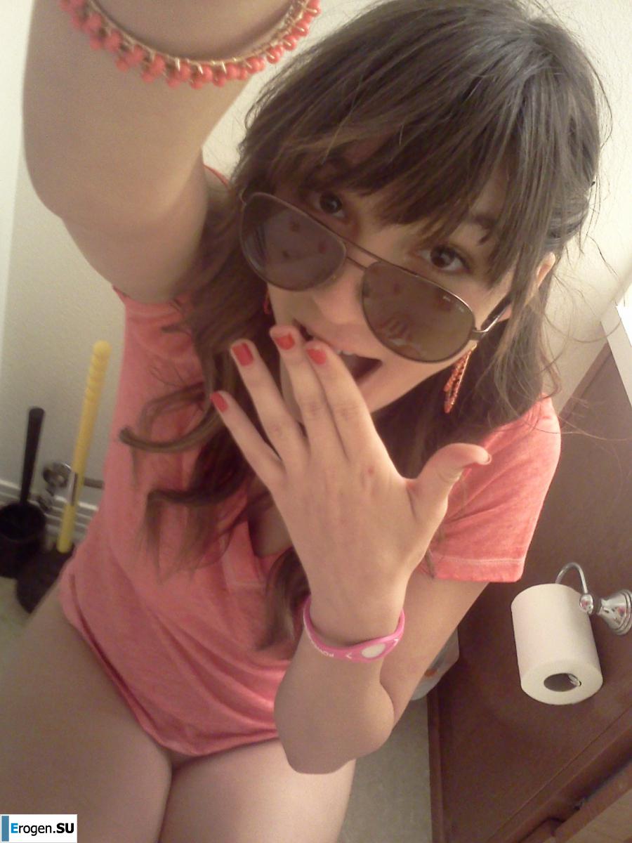 Busty Selfies. Slide 36