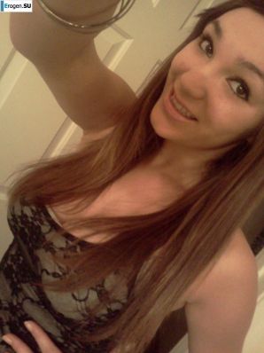 Busty Selfies. Thumbnail 24