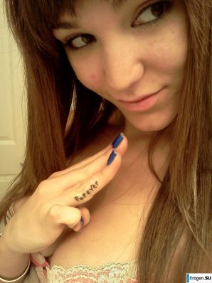 Busty Selfies. Thumbnail 25