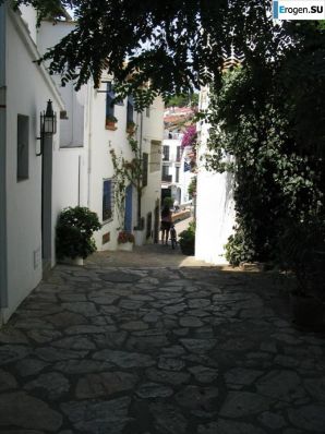 An elderly couple on vacation. Thumbnail 29