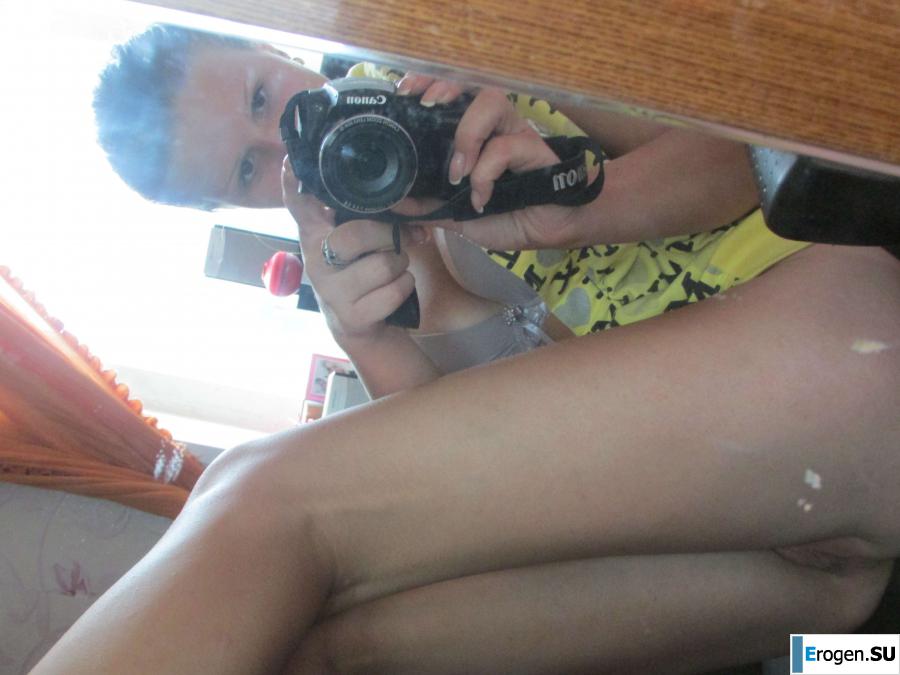 The girl loves to photograph her pussy. Slide 2