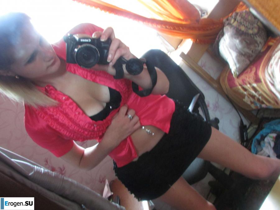 The girl loves to photograph her pussy. Slide 7