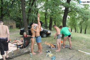 Girls walk, men walk. Thumbnail 39