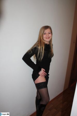 Beauty on the red chair. Thumbnail 11