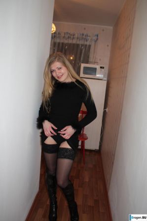 Beauty on the red chair. Thumbnail 12