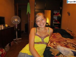 Beauty on the red chair. Thumbnail 36