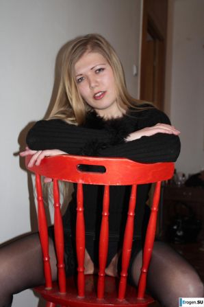 Beauty on the red chair. Thumbnail 4