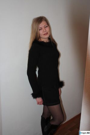 Beauty on the red chair. Thumbnail 5