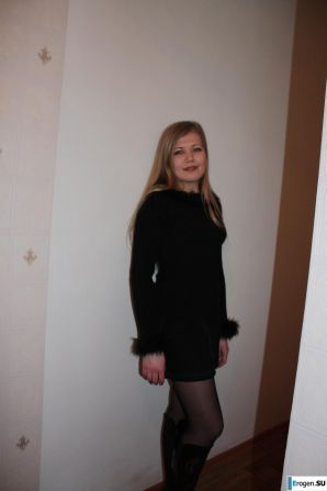 Beauty on the red chair. Thumbnail 7
