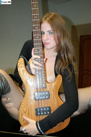 Musician in tattered tights. Thumbnail 17