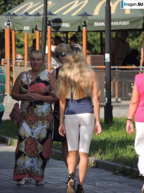 Some more girls in leggings. Thumbnail 18